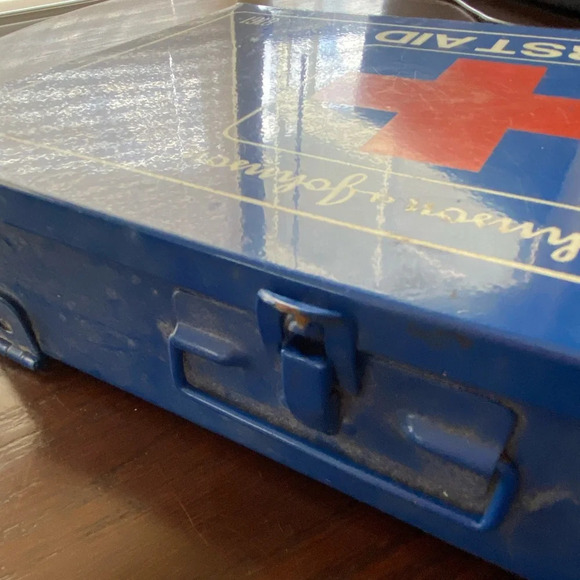 Vintage 1980s Johnson & Johnson Wall Mount Metal First Aid Kit #8161 - Picture 3 of 9